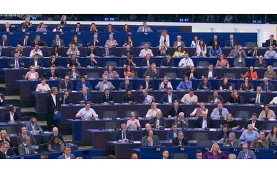 Proteste al Parlamento Ue dopo il rifiuto di tenere un minuto silenzio per Charlie Kirk