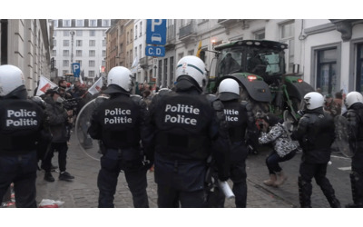 Proteste degli agricoltori contro il Mercorsur scene di guerriglia urbana a Bruxelles Scontri con la polizia ferito un manifestante