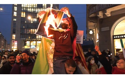 Proteste Iran a Milano i manifestanti bruciano le foto di Khamenei sotto il consolato Usa Video