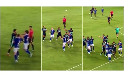 Pugni in faccia, caos in campo e due espulsi: il video della rissa senza senso tra Como e Betis Siviglia