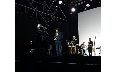“Purtroppo è venuto a mancare un nostro amico”: Massimo Ranieri interrompe il concerto e annuncia sul palco la morte di Pippo Baudo