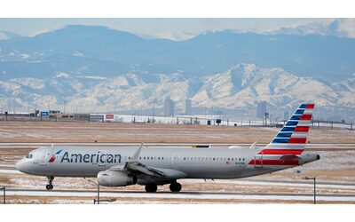 “Puzzate, scendete dal volo”, tre afroamericani fanno causa all’American Airlines: “Messi in imbarazzo e umiliati”