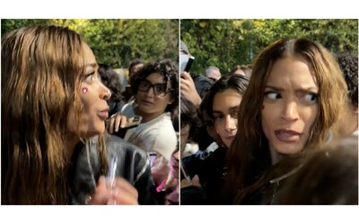 Qualcuno mi sta mettendo un dito nel sedere Elodie confusa tra i fan mentre firma gli autografi Video