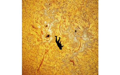 Quando arrivato il momento giusto l ho fatto saltare gi astrofotografo fotografa un paracadutista in caduta libera sul sole