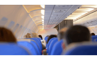 Quando il passeggero accanto a me si alzato ho visto la cacca sul sedile e su di lui sono stato a marinarmi nella puzza cinque ore la compagnia aerea si scusa e offre un risarcimento