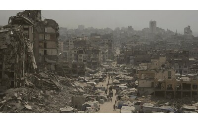 Quei libri venduti sui marciapiedi di Gaza (e i loro usi alternativi): “Quanto costano? Dipende cosa ne deve fare chi li compra”