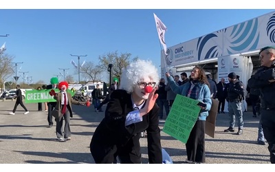 “Questa è la fiera del greenwashing”: attivisti per il clima travestiti da pagliacci alla OMC Med Energy