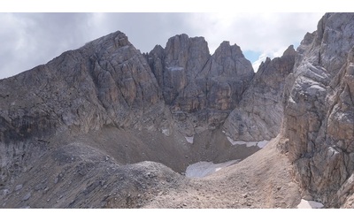 È questa la fine che faranno i ghiacciai delle Alpi? In volo su ciò che resta del Calderone, l’ultimo superstite degli Appennini