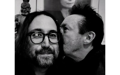 “Qui non accettiamo paragoni né ricostruzioni errate di litigi tra le due persone che John Lennon amava di più”: così il secondogenito dell’ex Beatle parla del fratello