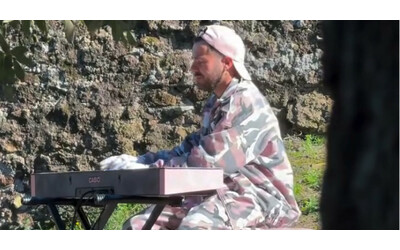 Ragazzo del ‘Pianoforte rosa’ derubato, si fa avanti una misteriosa donatrice che vuole ricomprargli tutto: “È la compagna di un famoso musicista”