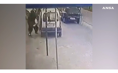 Ragazzo sequestrato a Napoli: in un video il momento in cui il 15enne viene prelevato
