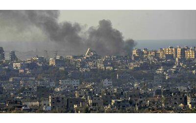 Raid aereo di Israele in due scuole rifugio a Gaza: almeno 13 morti, tra loro 5 bambini. Idf: “Erano centri di comandando di Hamas”