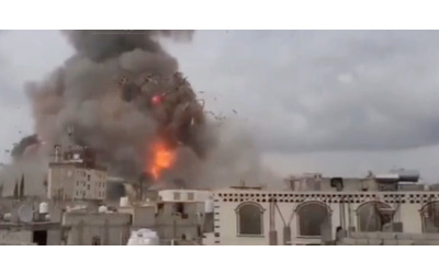 Raid israeliani nello Yemen: le immagini del bombardamento della capitale Sana’a