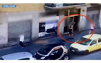 Rapinano 89enne a Milano, due 19enni incastrati dalle telecamere: il video dell’aggressione