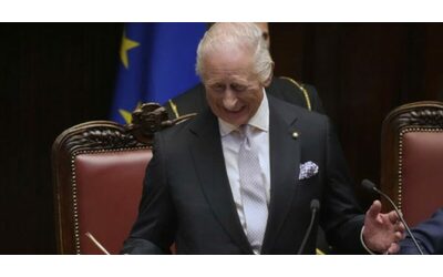 Re Carlo III al Senato, spazio anche alla leggerezza: “Perdonerete se ogni tanto roviniamo il vostro cibo, ma lo facciamo con affetto”. Il discorso (un po’ in italiano e un po’ in inglese)