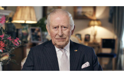 Re Carlo III non guarito dal cancro ma sta meglio Rompe il protocollo e guarda in faccia i suoi sudditi La malattia come mezzo per dialogare in maniera onesta