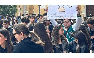 Referti istologici in ritardo, a Mazara del Vallo gli studenti in piazza: “Il cancro corre, il sistema uccide”
