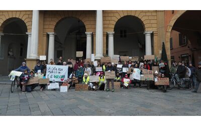 Reggio Emilia, proteste contro il progetto di Conad: “Altro cemento in città”. E la società querela i manifestanti