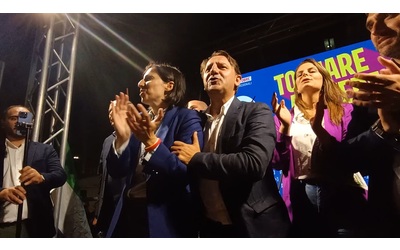 Regionali Calabria, Schlein e Tridico cantano “Bella ciao” dal palco – Video