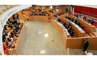 Regione Puglia, spuntano 9 nuove poltrone di nomina politica nelle società partecipate. La lettera a Emiliano: “Almeno si lasci fuori Arpa”