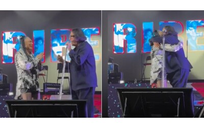 Renato Zero e Loredana Bertè fanno pace a sorpresa dopo 30 anni: “Siamo i migliori anni della nostra vita”, poi l’abbraccio sul palco – VIDEO