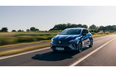 Renault Clio, la best-seller “matura” diventa E-Tech Full Hybrid