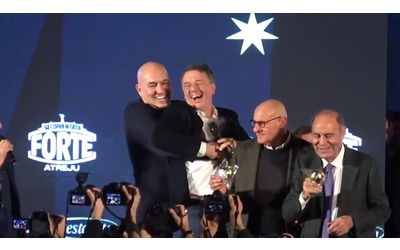 Renzi litiga con Casellati sul palco di Atreju Crosetto lo porta via di peso tra le risate Video