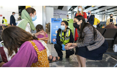 Richiedenti asilo messi in pericolo da un pc lasciato aperto in metropolitana: lo scandalo che imbarazza il Regno Unito