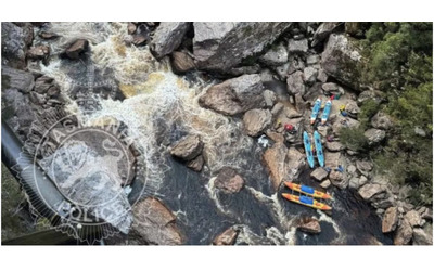 Rimane intrappolato con il kayak tra le rocce: medici costretti ad amputargli una gamba nel fiume per salvargli la vita