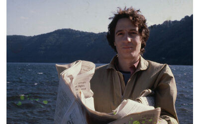 Rino Gaetano veniva considerato una sorta di Calimero ma era un fenomeno vero e irriverente verso il sistema ecco il docu film Sempre pi blu