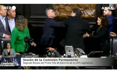 Rissa furiosa in Senato, partono schiaffi e spintoni. E ora i parlamentari messicani annunciano denunce – Video