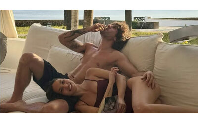 Rkomi presenta la fidanzata Martina Cabassi Ecco chi e perch c entra anche il collega e amico Ernia