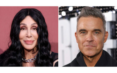 Robbie Williams: “Ho dato le testate al muro per l’imbarazzo perché sono stato maleducato con Cher”