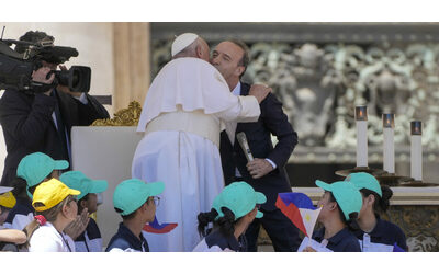 Roberto Benigni show a San Pietro, si avvicina a Papa Francesco e dice: “Mi hanno detto di non toccarla ma le dò un bacio”