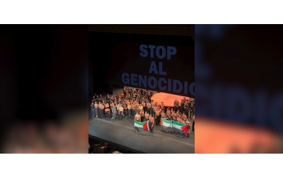 Roberto Bolle con la bandiera della Palestina, sul palco della Scala il messaggio: “Stop al genocidio” – Video