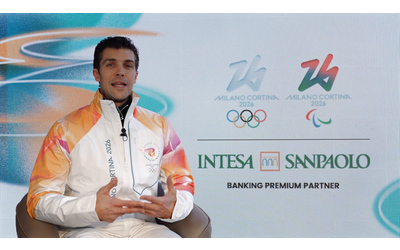 Roberto Bolle tedoforo per le Olimpiadi Milano Cortina La torcia passione dedizione sacrificio Ed anche simbolo di pace