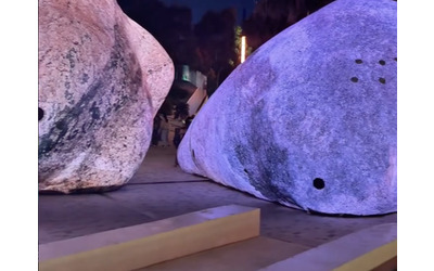 Rocce giganti luminose in mezzo a Piazza Maggiore a Bologna stupore dei cittadini e scatta qualche protesta Ecco cosa sono c entra l arte IL VIDEO