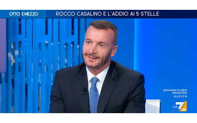 Rocco Casalino a La7: “Meloni blocca le notizie negative per controllare la narrazione. C’è Fazzolari dietro le sue mosse”