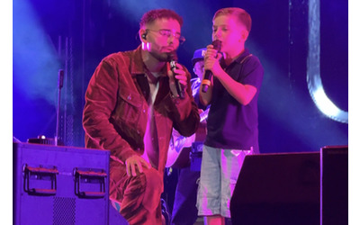 Rocco Hunt duetta a sorpresa con il figlio Giovanni alla Reggia di Caserta. Sul palco arrivano anche la madre e la moglie dell’artista – VIDEO