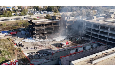 Rogo in un edificio occupato a Roma lo stabile divorato dal fuoco visto dal drone