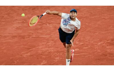 Roland Garros, Kotov cuore di mamma: ripresa sugli spalti mentre mette il grip alla racchetta del prossimo avversario di Sinner – Video
