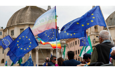 Roma, al via la manifestazione per l’Europa tra bandiere Ue e per la pace. La gente sotto il palco canta “Bella ciao”. Gentiloni sul riarmo: “Decisione storica”