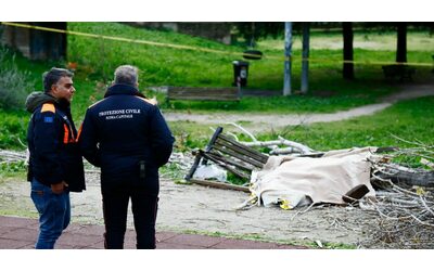 Roma, albero cade su un edificio e provoca la rottura di una tubatura del gas