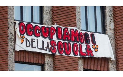 Roma, liceo Virgilio: la preside porta in piazza 30 persone contro l’occupazione. (E 200 genitori si schierano con gli studenti)