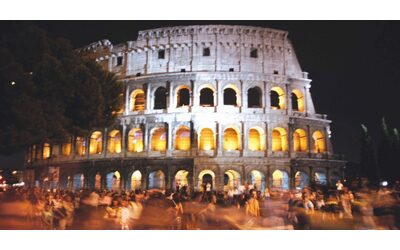 Roma, maxi rissa davanti al Colosseo tra una trentina di ragazzi: 17enne accoltellato
