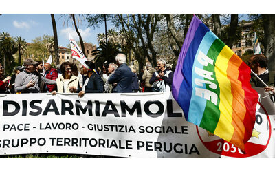 Roma, scende in piazza il popolo della pace. Associazioni e società civile in corteo con i 5 stelle