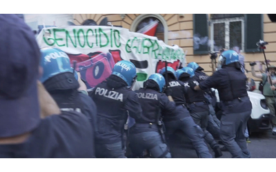 Roma, scontri tra manifestanti pro-Palestina e forze dell’ordine: la polizia li respinge coi lacrimogeni