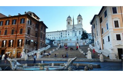 Roma, turista spagnola cade da un muro di Trinità dei Monti e muore