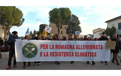 Romagna, alluvionati e ambientalisti in corteo a Faenza: “Parliamo di crisi climatica, non episodi locali. Ristori rapidi”