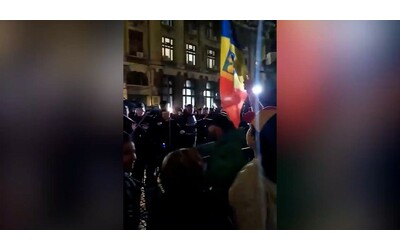 Romania, Georgescu escluso dalle presidenziali: centinaia in piazza a Bucarest. Tensione con la polizia